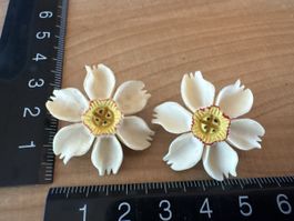 Ohrklipp Blume aus Kunststoff
