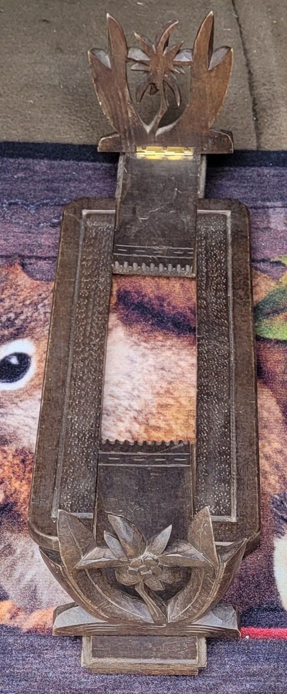Holzartikel: Antiker schwarzwald geschnitzter Bücherständer. – Gebraucht aus Thun von Engel114 4