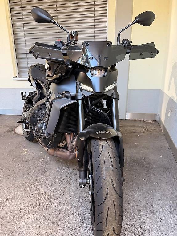 Yamaha Route: Wunderschöne, schwarze Mt-09 Jhrg. 2024 – D'occasion à Uster par KingZimmi