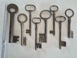 8 sehr alte grosse Schlüssel