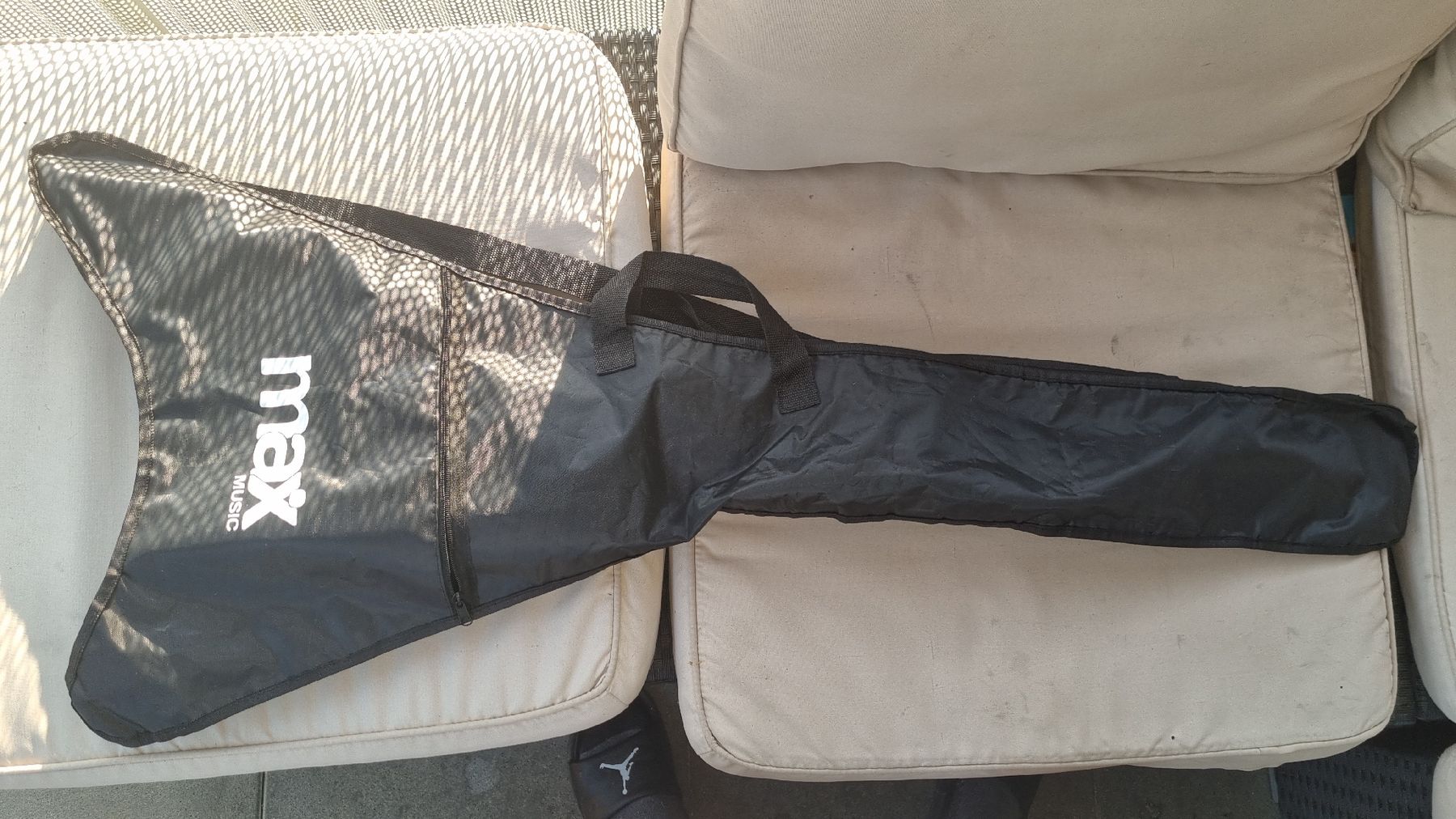 Strumenti musicali: MAX Music Flying V Gitarre schwarz gebraucht – Usato da Schöftland venduto da Lubish79 1