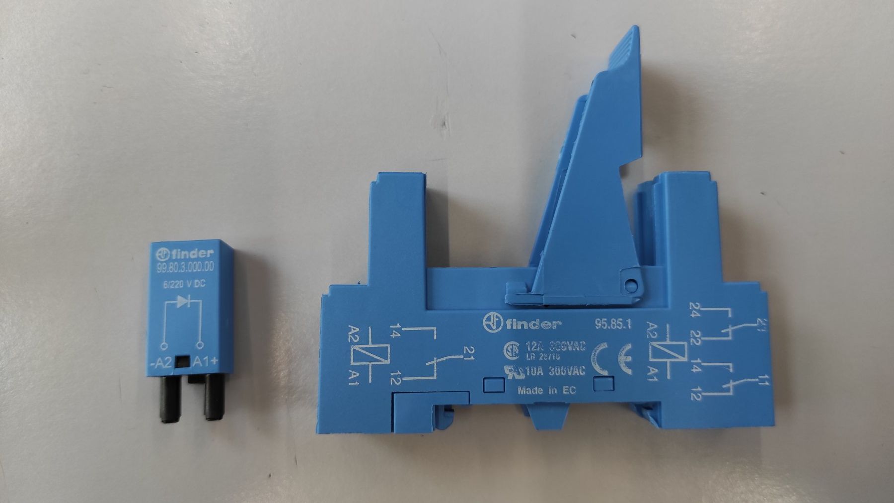 Elektronikbauteile: FINDER 95.85.1, Relaissockel – Gebraucht aus Niederuzwil von 333x333