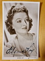 Myrna Loy, Original Autogramm auf Postkarte s/w