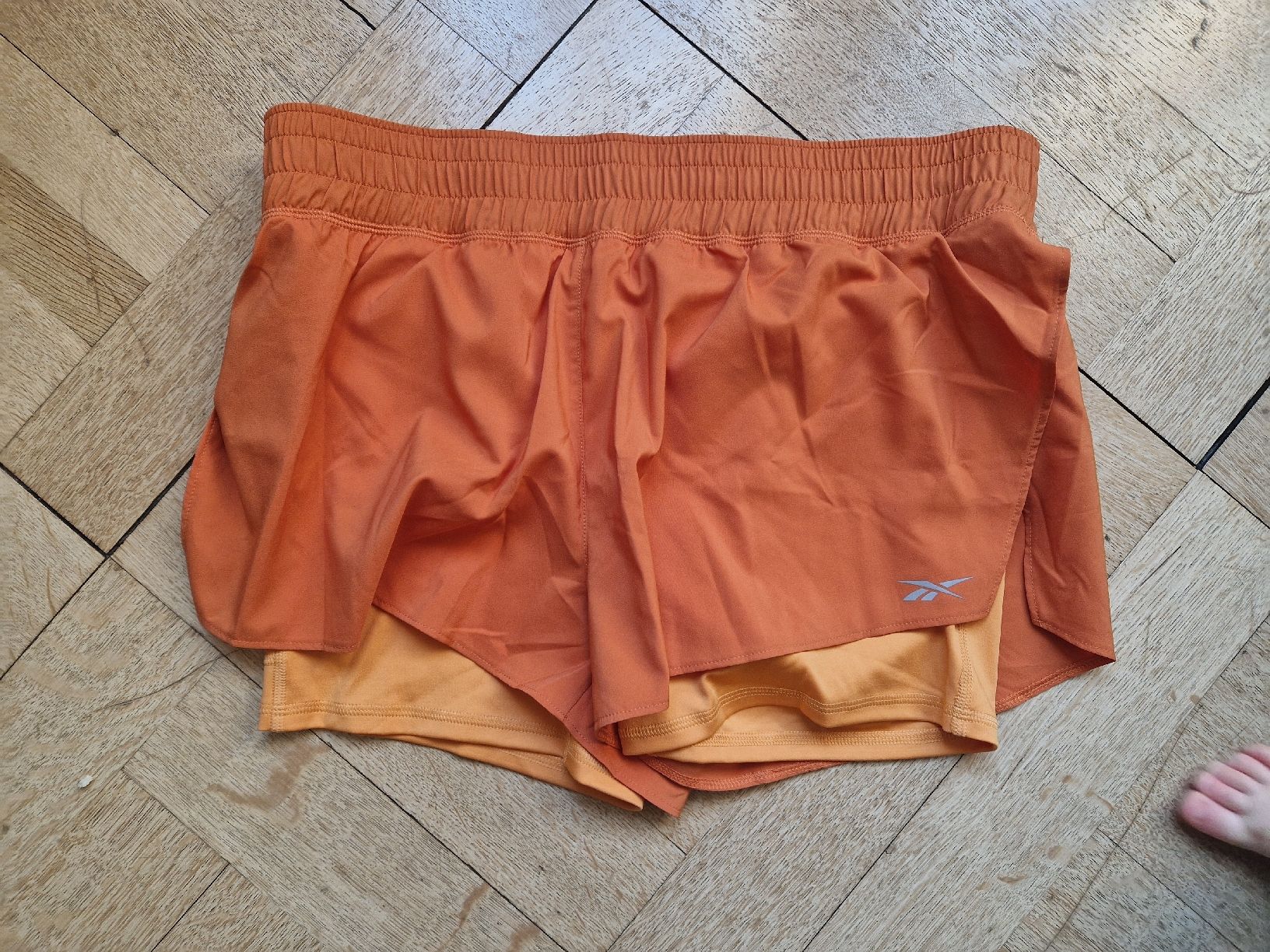 Reebok Pantaloni: Reebok Laufshorts Grösse L orange – Usato da Basel venduto da AvideZa