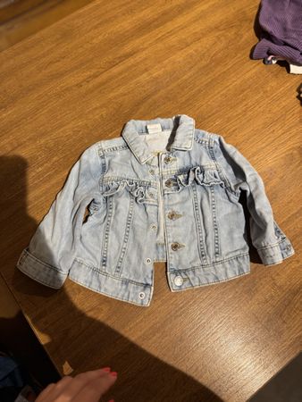 Veste en jean H&M fille, taille 6-9 mois, style léger été ☀️