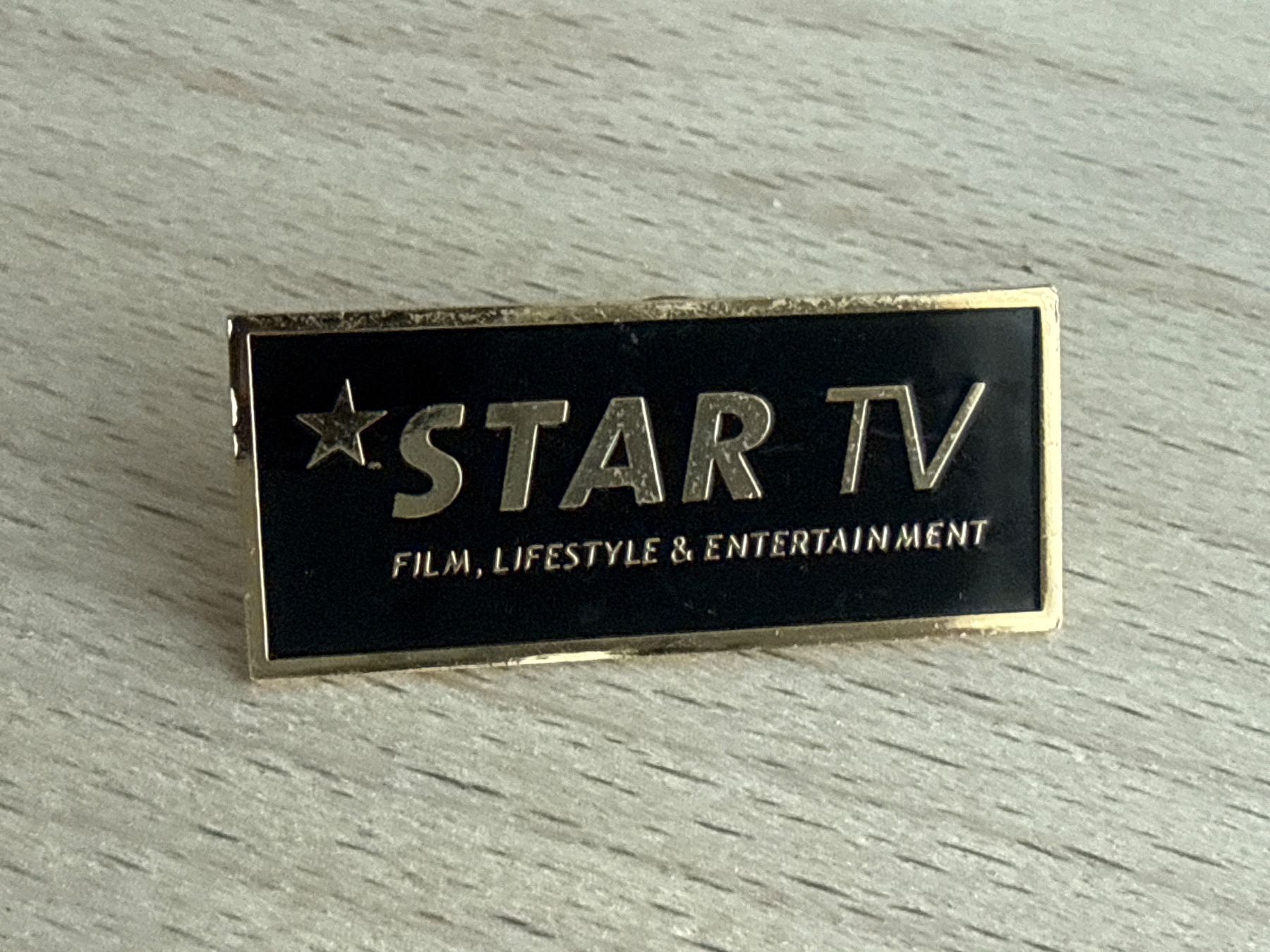 Plaketten & Abzeichen: Pin STAR TV – Gebraucht aus Glattbrugg von Schweigmatt