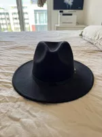 Schwarzer Fedora Filzhut mit breiter Krempe und goldfarbenem