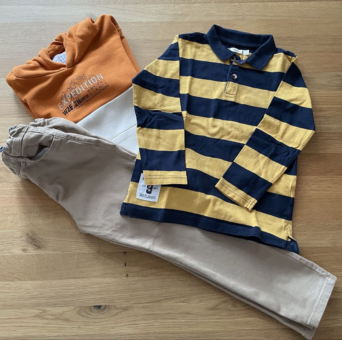 Lotti & Set di vestiti: 3-teiliges Kleiderpaket Junge Grösse 116/122 – Usato da Büsserach venduto da ncb1980