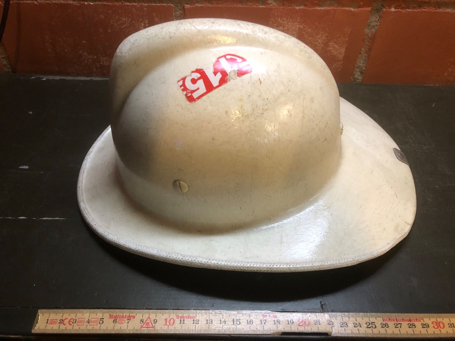 Pompieri: Feuerwehrhelm Helm Feuerwehr 115 Brandbekämpfung Einsatz – Usato da Madiswil venduto da TEMISO