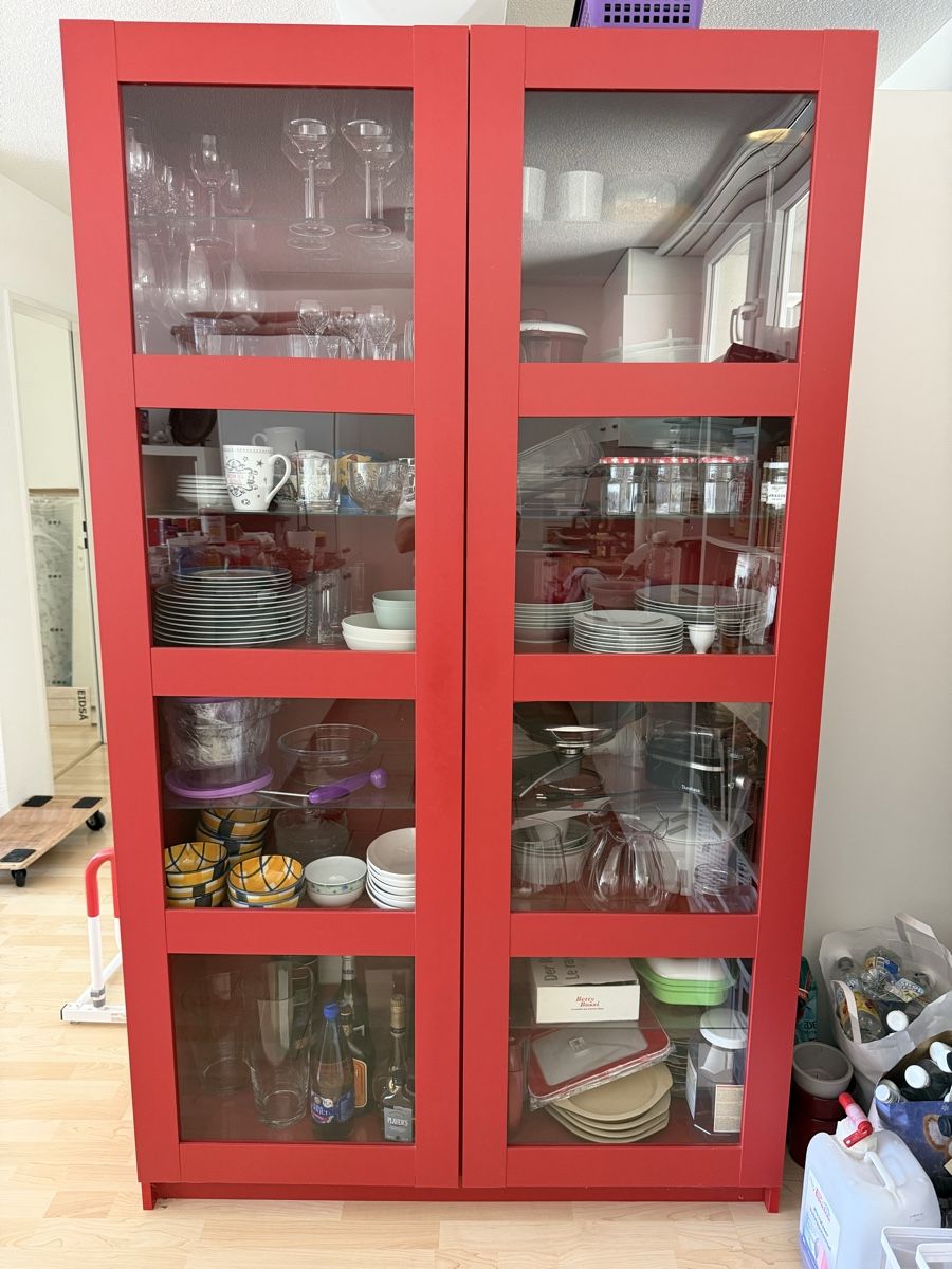 Ikea Vetrine: Rote Vitrine mit Glastüren – Usato da Winterthur venduto da JaKeee