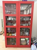 Rote Vitrine mit Glastüren
