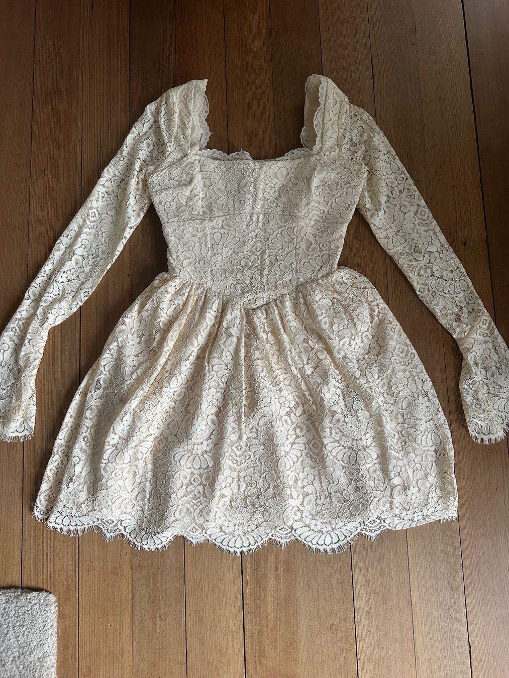 House of CB Vestiti: Cream long sleeve mini dress – Usato da Rüschlikon venduto da tcf_mp8y