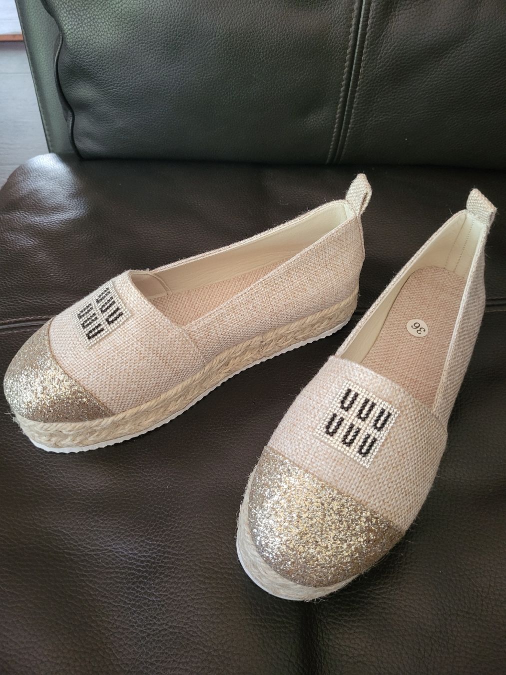 Scarpe da donna: Espadrilles beige à paillettes dorées – Nuovo (secondo la descrizione) da Aproz (Nendaz) venduto da mar_zxm9