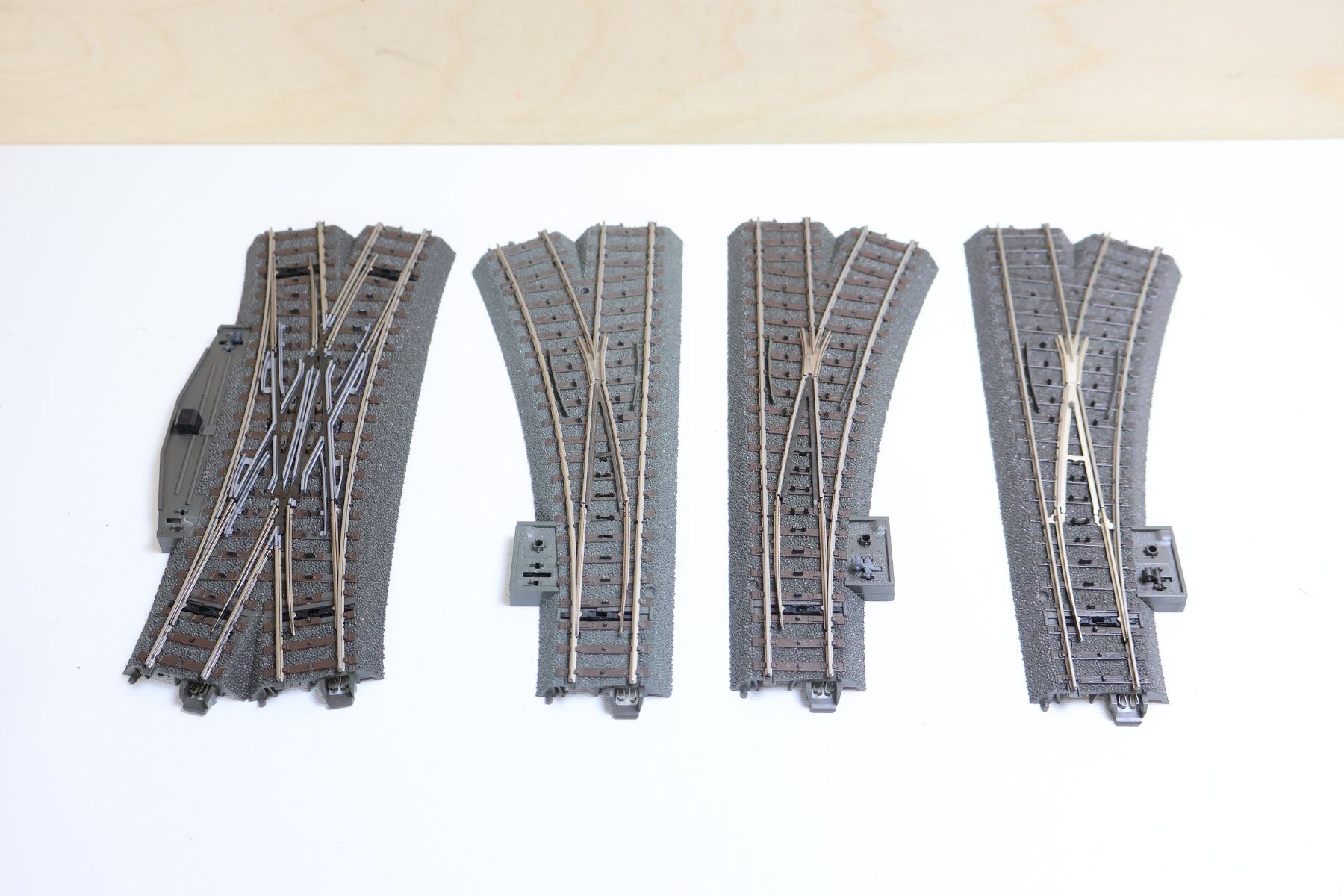 Märklin Modellini di ferrovie: Märklin 4 x Weichen C-Gleis H0 - DKW – Usato da Winterthur venduto da Monstera 1