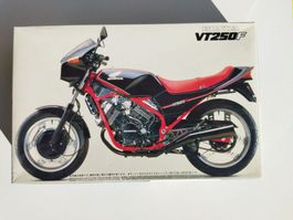 Honda VT 250F tandem seat, Bausatz von Fujimi 1/12,Fabrikneu