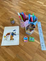 Mädchen Stiftehöcker mit Stiften und Wachsmalstiften, Spitze