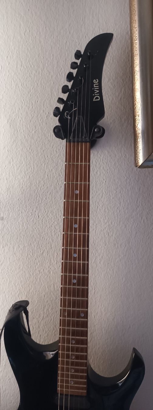 Instruments de musique: Devine E-Gitarre in Schwarz  – D'occasion à zuerich par Jewlsdesign 2