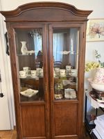 Vitrine aus Holz mit zwei Glastüren guter Zustand