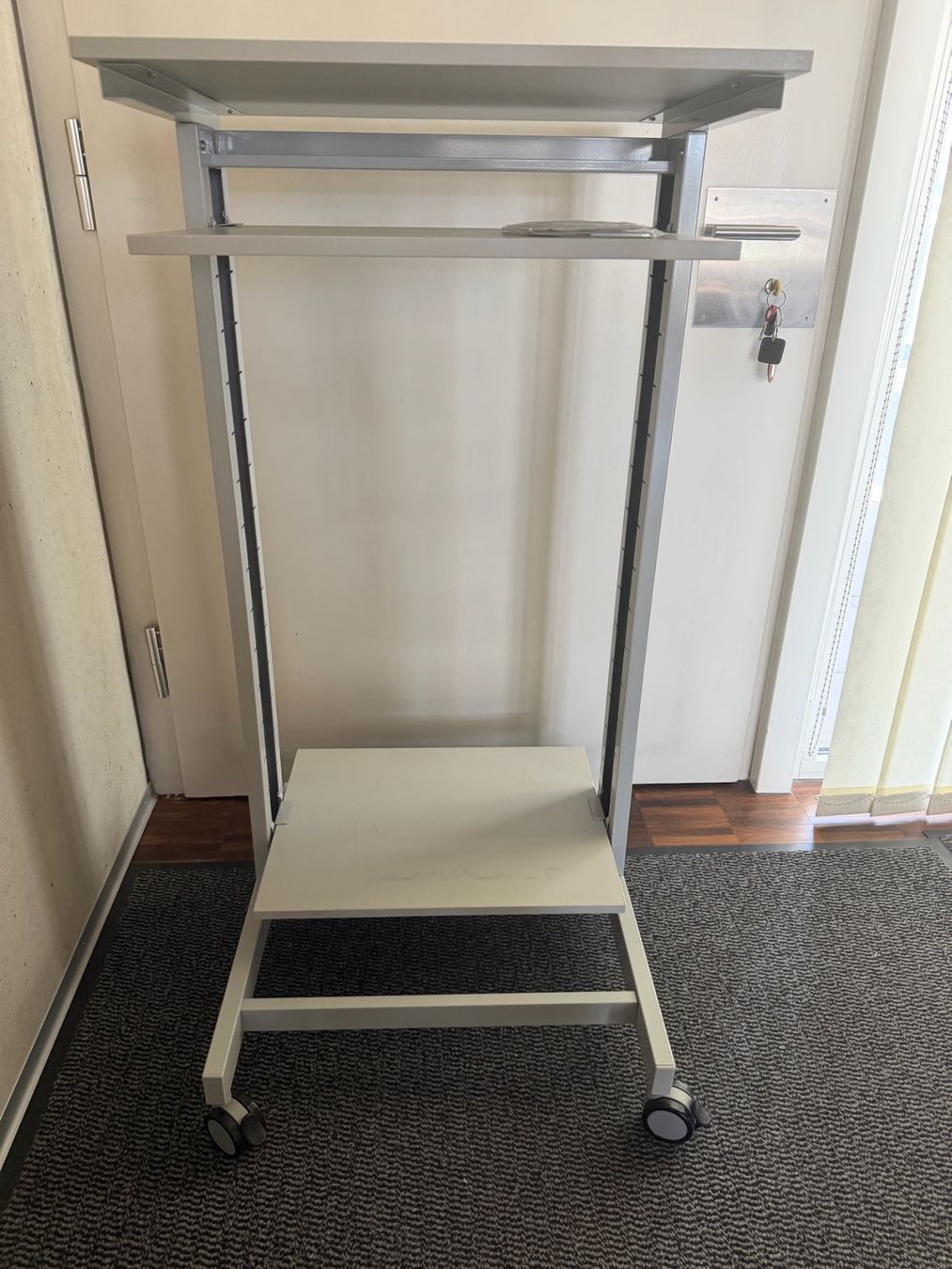 PC: Fahrbare Computer& Drucker Workstation – Usato da Winterthur venduto da Baja-Timbo