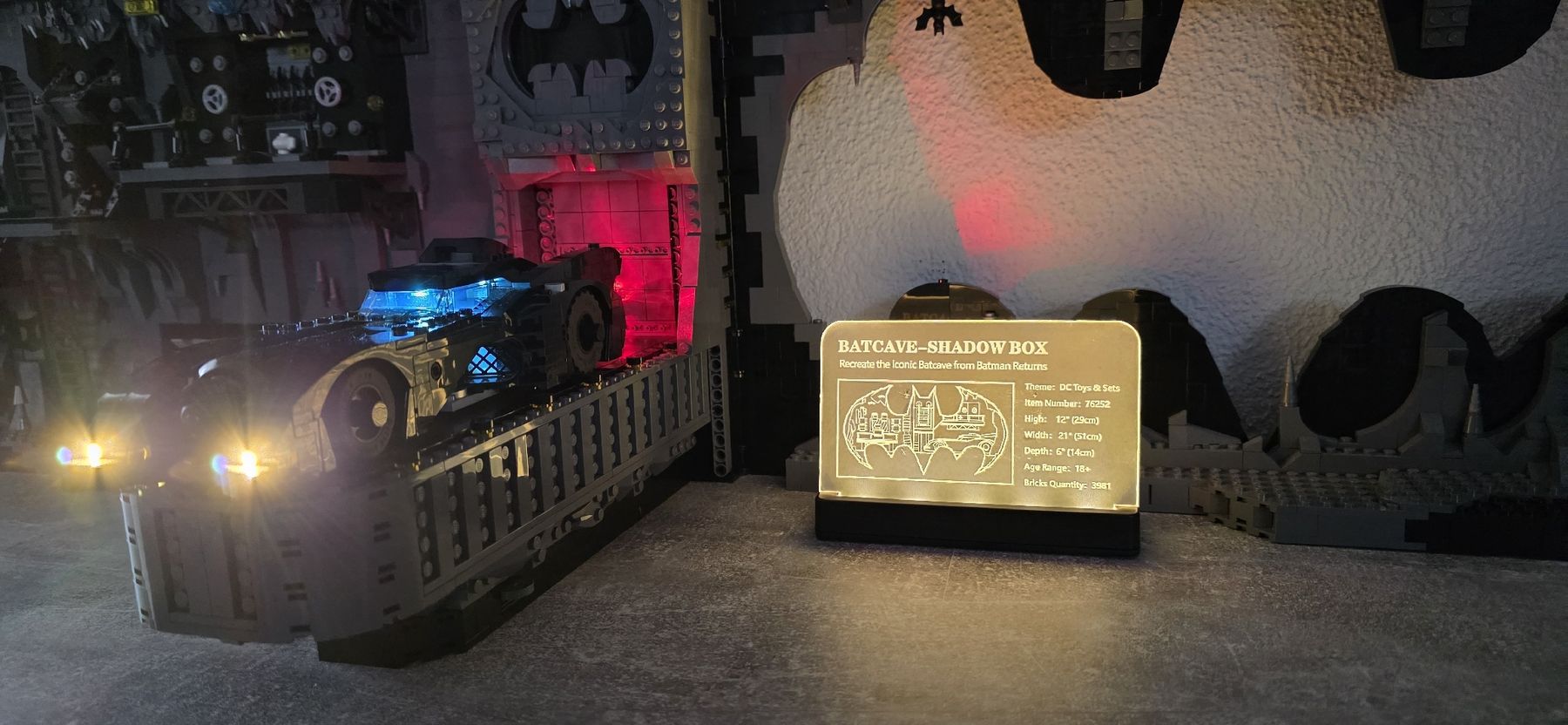 Tutte le decorazioni: Namensplatte für Batcave Shadow Box – Nuovo e nell'imballaggio originale da Luterbach venduto da Flying_Eye 2