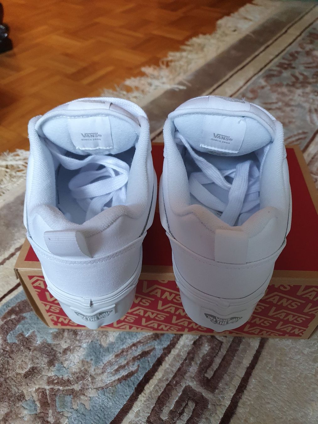 Vans Chaussures femmes: Baskets Vans plateforme blanches neuves, taille 39 – Neuf avec emballage d'origine à Grand-Lancy par kri_qk5y 2