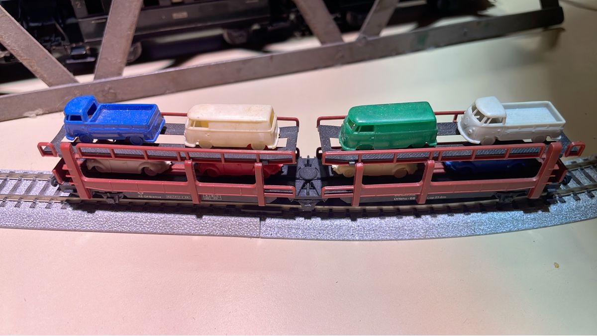 Trix Modelleisenbahnen: Spur N Autotransportwagen 8 x Oldtimer VW – Gebraucht aus Wohlen AG von NincoA-Z