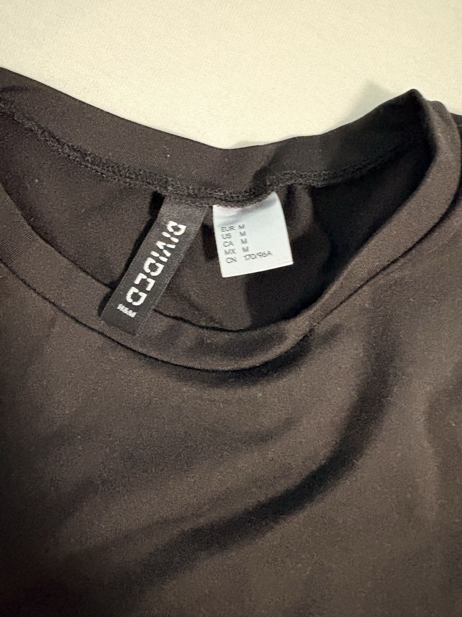 H&M Blouses, T-shirts & Tops: T-Shirt schwarz Grösse M  – D'occasion à Münchenstein par Miresolese 1