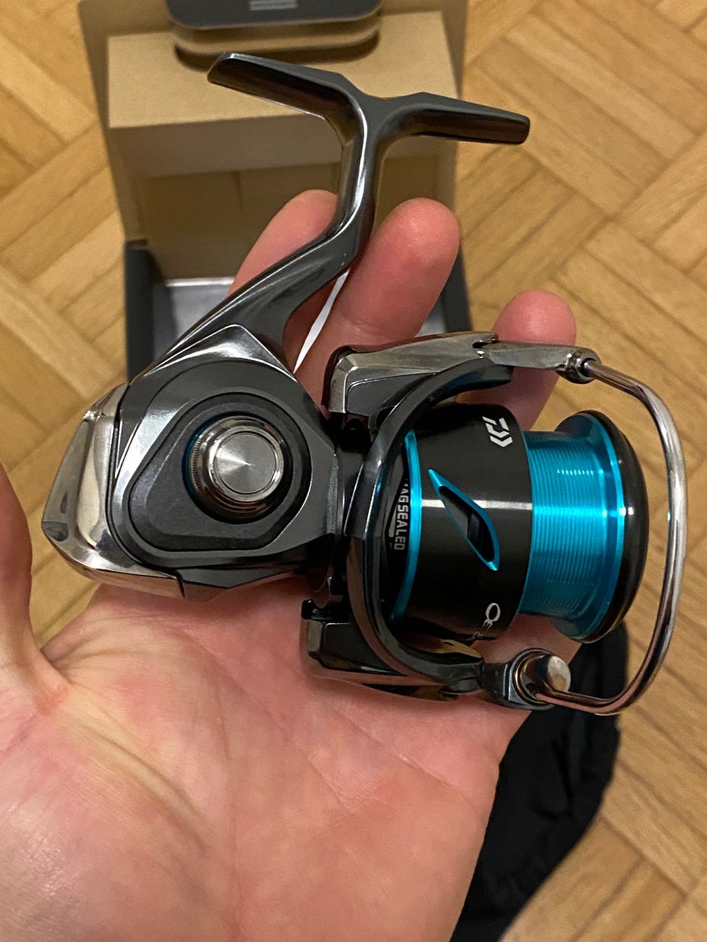 Daiwa Rollen & Spulen: DAIWA 21 EMERALDAS AIR LT2500-XH – Neu und originalverpackt aus Luzern von sau_m57c