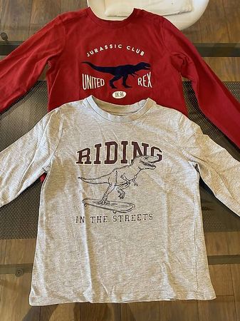 2 T-shirt long manches T-Rex taille 140 okaidi 