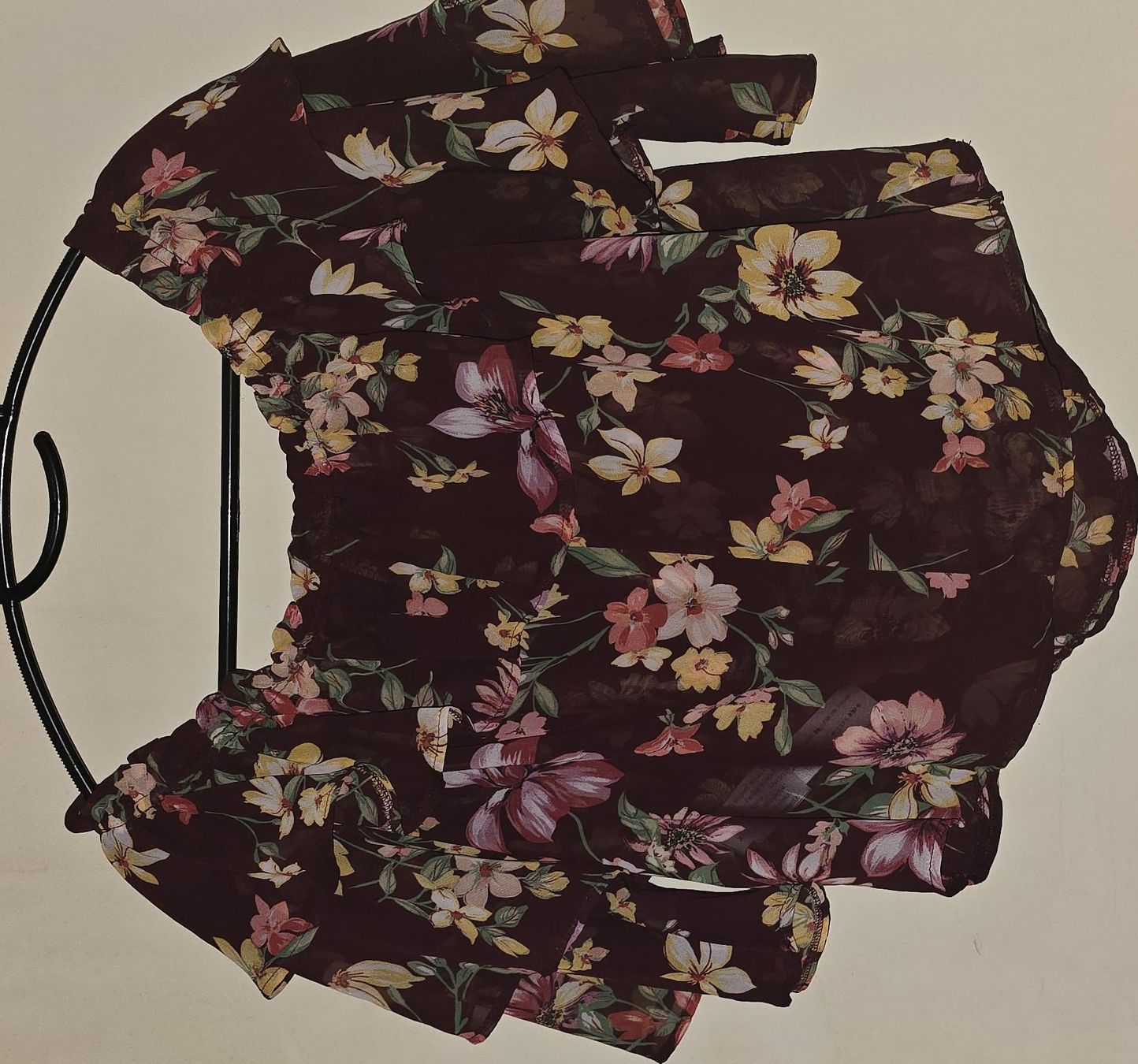 Top:  haut à fleurs taille S état neuf – Nuovo (secondo la descrizione) da Meyrin venduto da lul_6y9f
