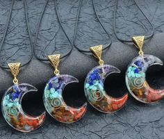 Pendentif lune pierres 7 chackras coule en resine