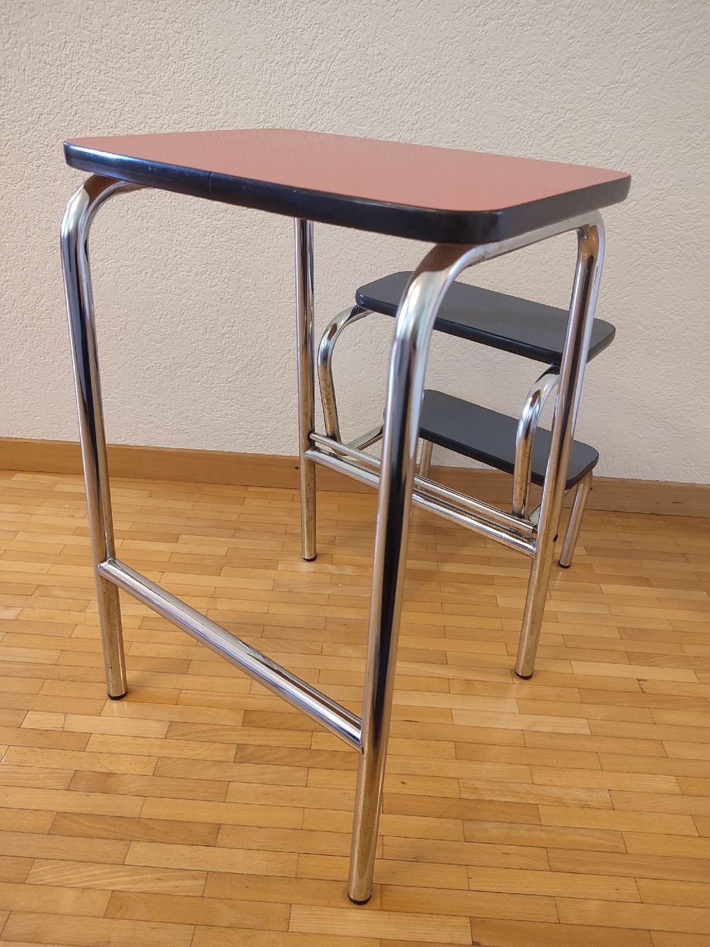 Sgabelli: Tabouret en Formica vintage – Usato da Bougy-Villars venduto da Vogue 4