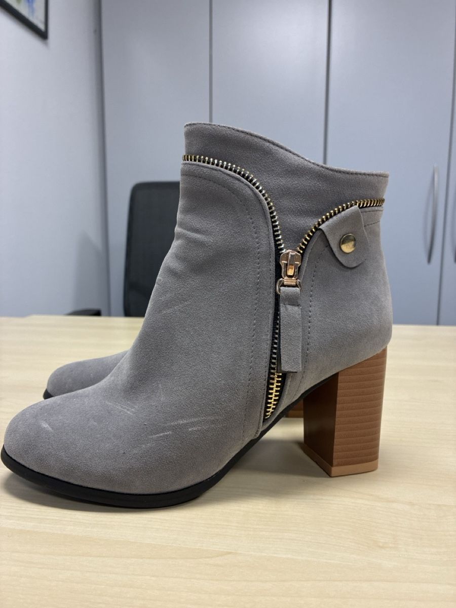 Scarpe da donna: Graue Wildleder Stiefeletten mit Absatz, Grösse 36 – Usato da Steckborn venduto da AleksandraL