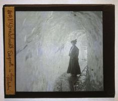 Glasdia Schweiz: Grindelwald - Frau in Eisgrotte, um 1915