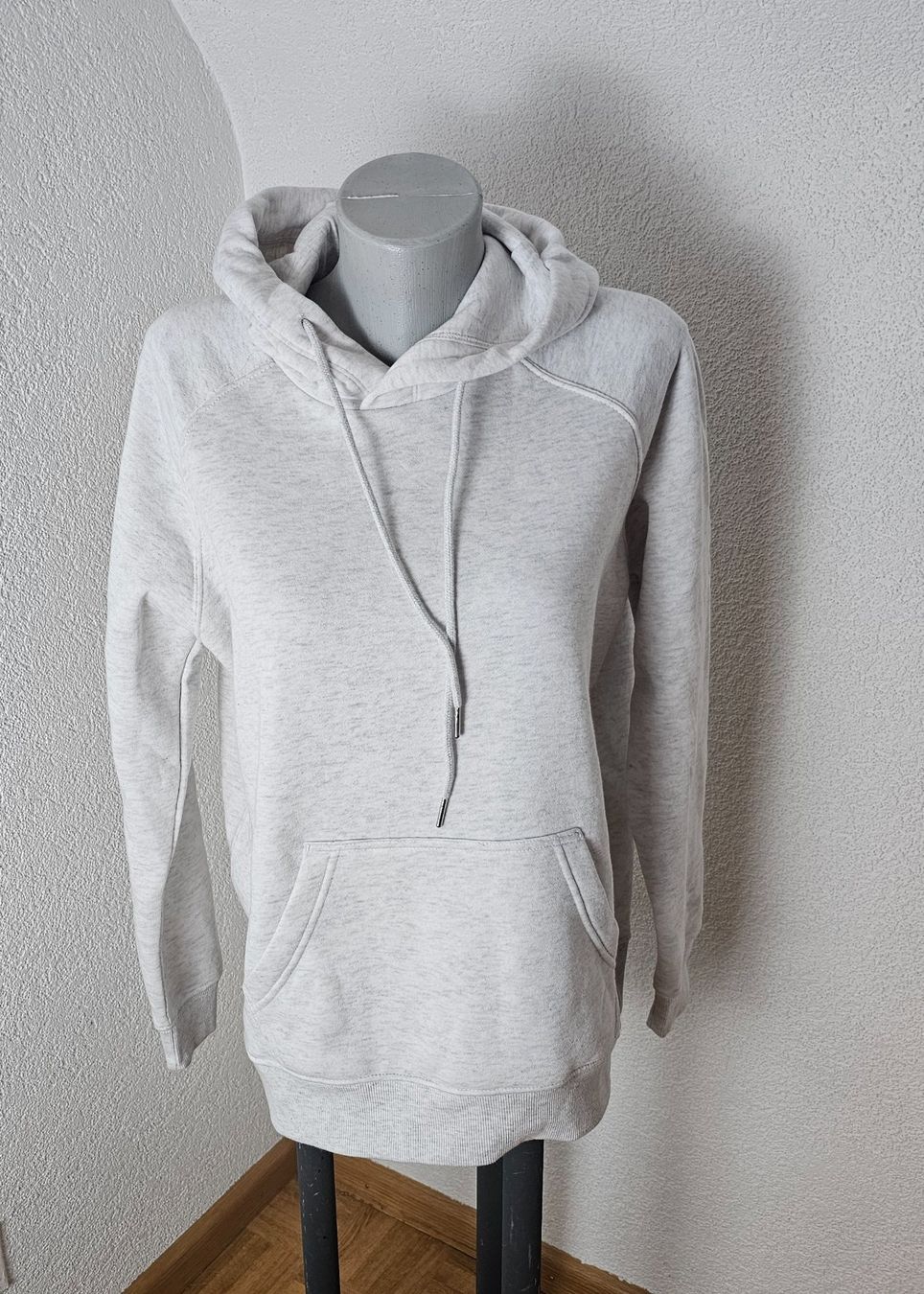 Pullover & Sweatshirts: Warmer Pullover Sweat Hoodie Hellgrau Gr. M neuw. – Gebraucht aus Füllinsdorf von Sunnebliemli7