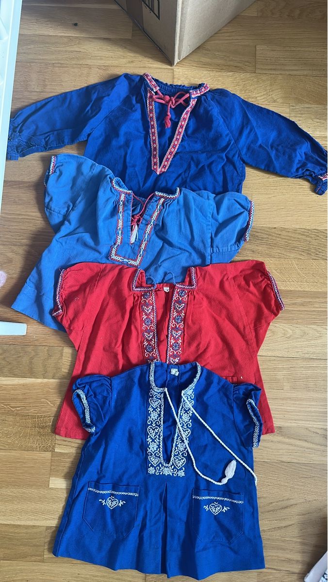 Lotti & Set di vestiti: Traditionelle Schweizer Trachtenblusen, Kindergrösse 80-86 – Usato da Zürich venduto da Mo_Nika