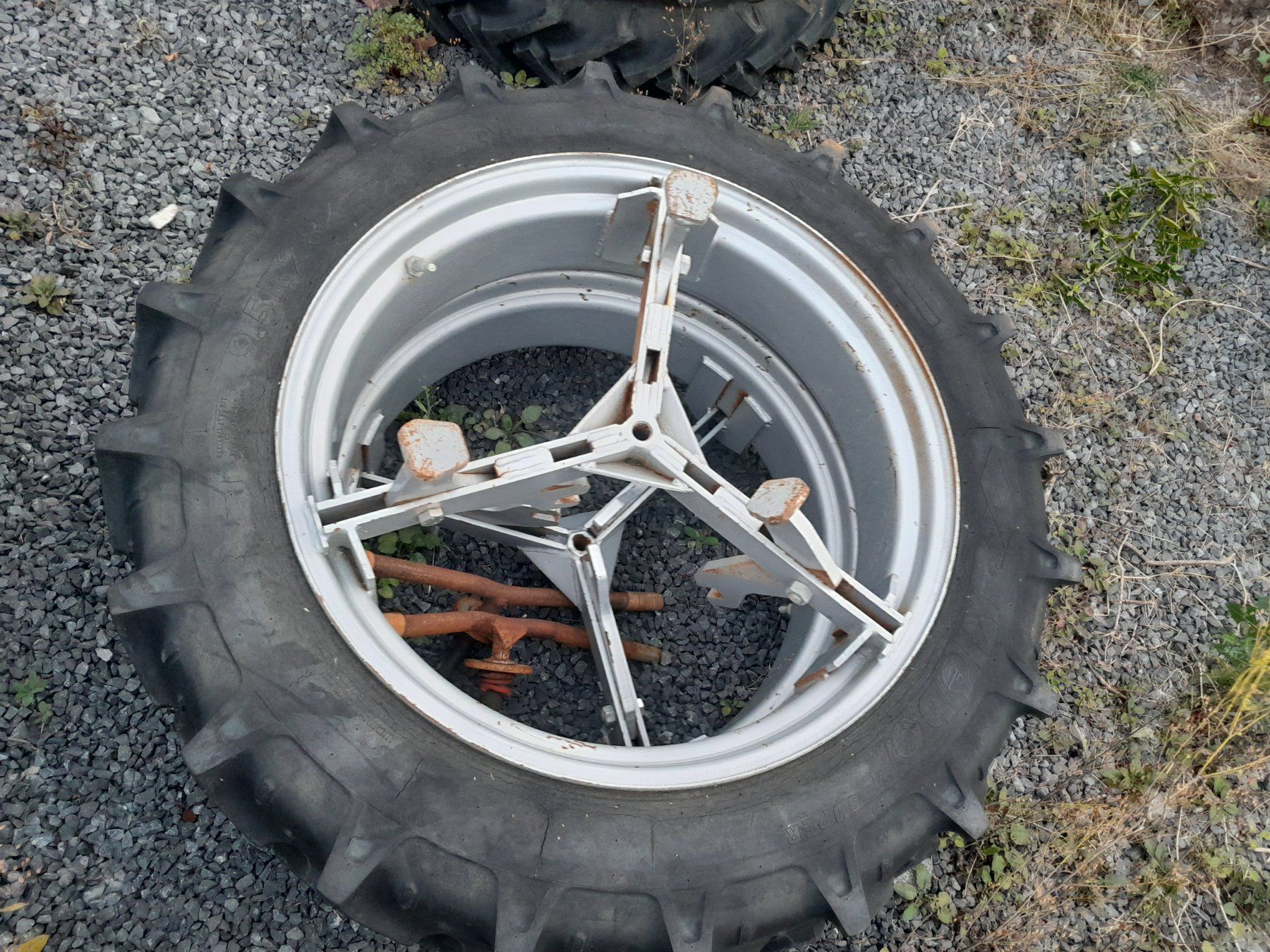 Pneumatici & Ruote complete: Doppelrad 9.5R28 – Difettoso da Menzingen venduto da Staub-Landtechnik