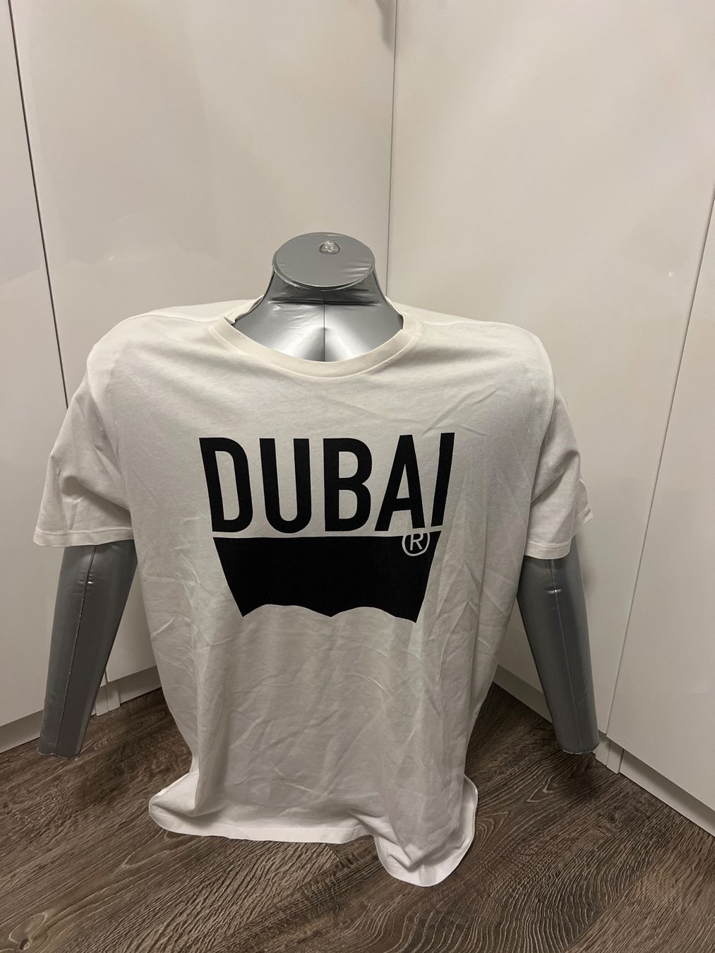 Levi's T-Shirts: Dubai T Shirt Levi's XL – Gebraucht aus Weiach von LemonJuice1995
