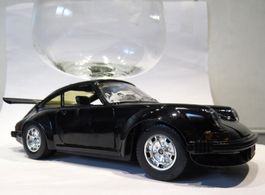 1:24 Bburago Porsche 911 mit Weinglas im Dach