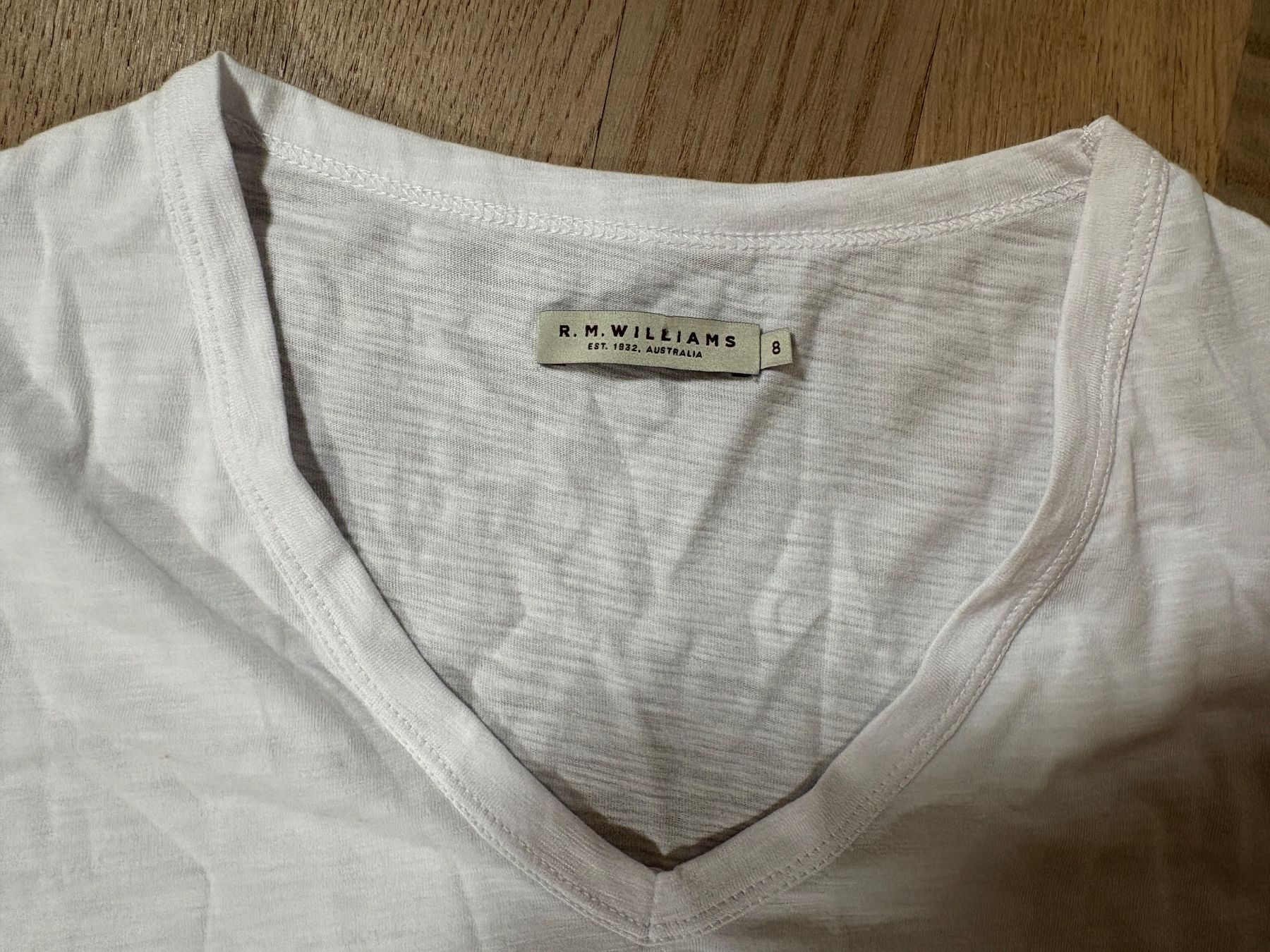 T-shirts: R. M. Williams V-Neck T-Shirt – D'occasion à Elgg par Jo_Naj