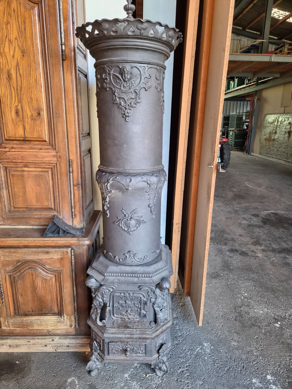 Altri mobili d'antiquariato: Spektakulärer Stubenofen – Usato da La Neuveville venduto da mpe_87b8