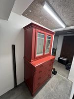 Roter Vitrinenschrank mit Schubladen, Antik