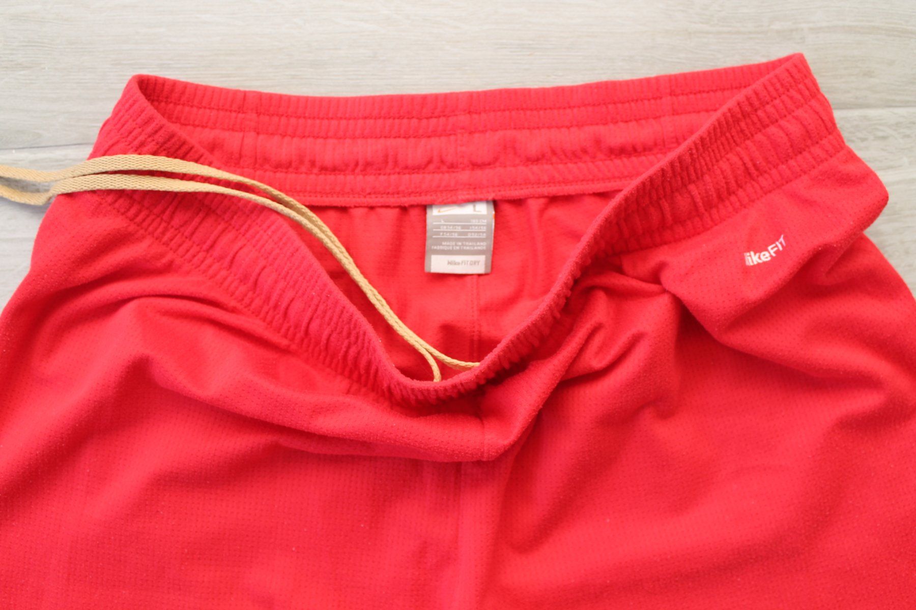 Nike Pantaloni: Short NIKE taille L – Usato da Chez-le-Bart venduto da jasse
