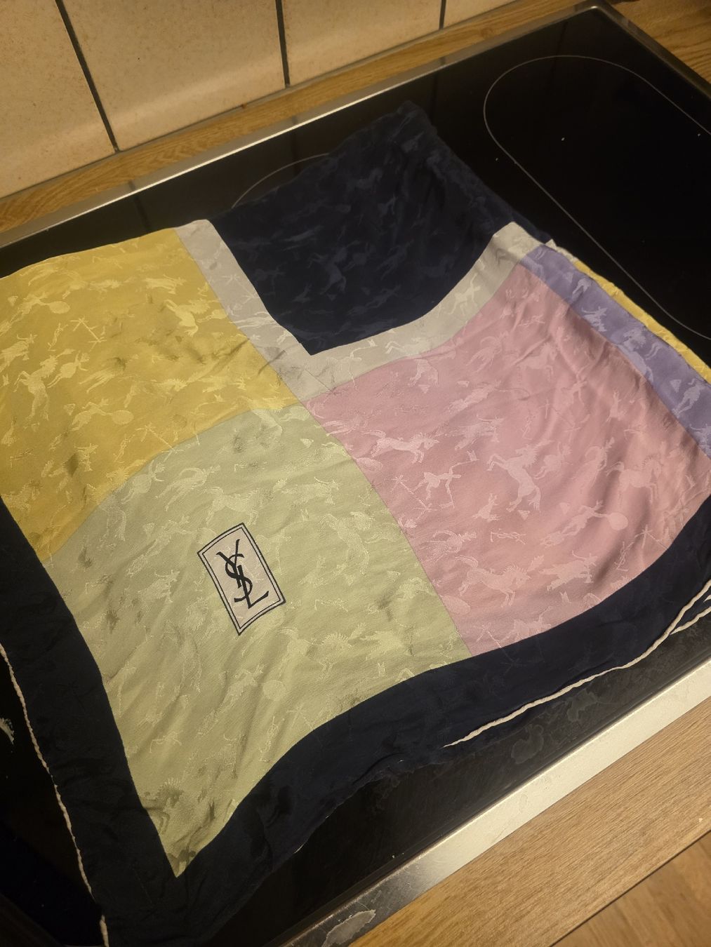 Saint Laurent Foulard & Sciarpe: Foulard Yves saint Laurent – Usato da Unterentfelden venduto da cassy90