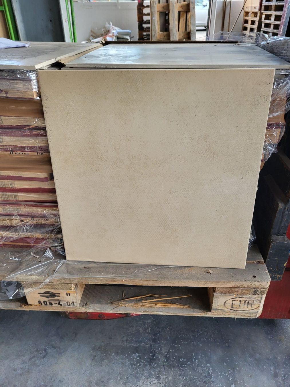 Rivestimenti per pavimenti: Bodenplatten Beige 50 x 50 /25m² /K2 – Nuovo e nell'imballaggio originale da Diessenhofen venduto da Osio