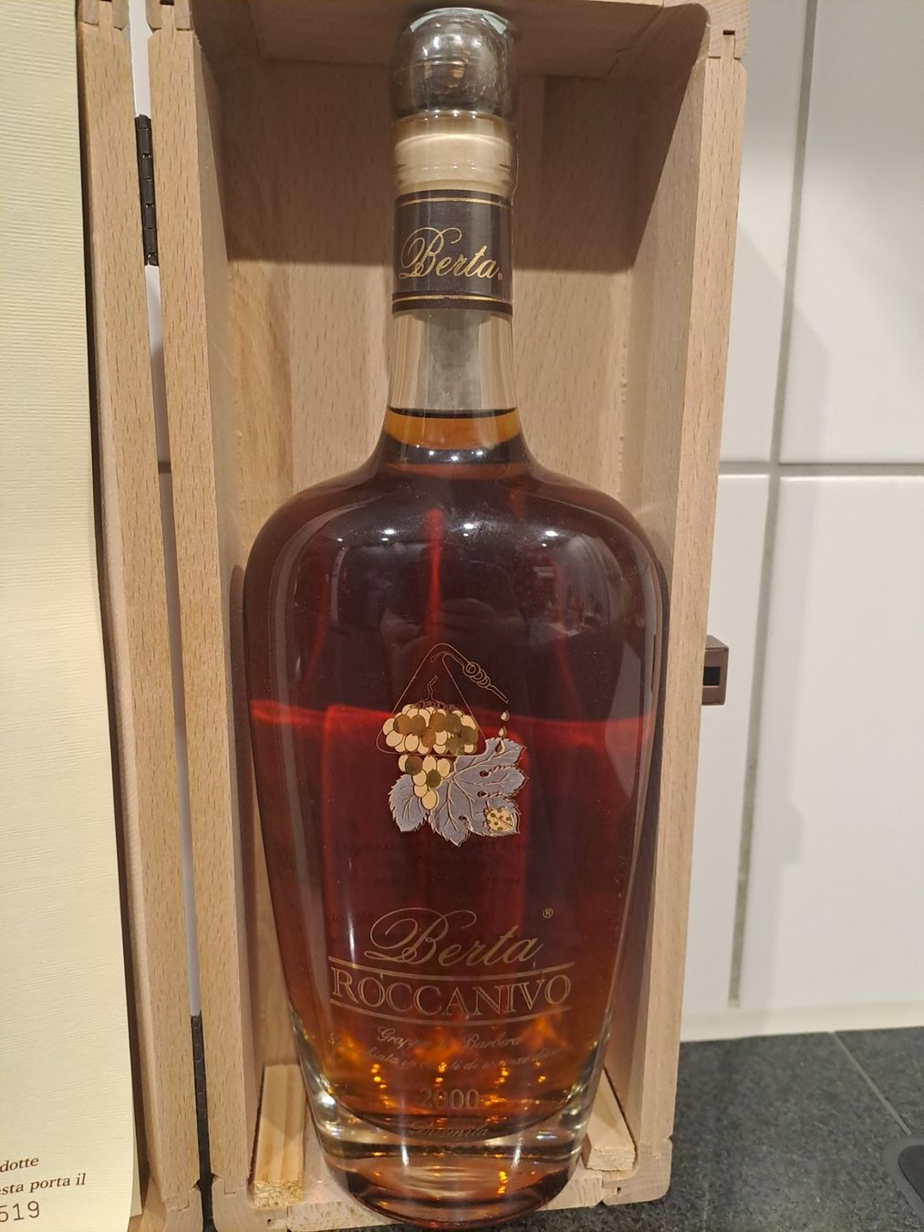 Berta Spirituosen: Berta Grappa Roccanivo 2000 mit OHK – Neu und originalverpackt aus Elsau von Kellerraeumung 1