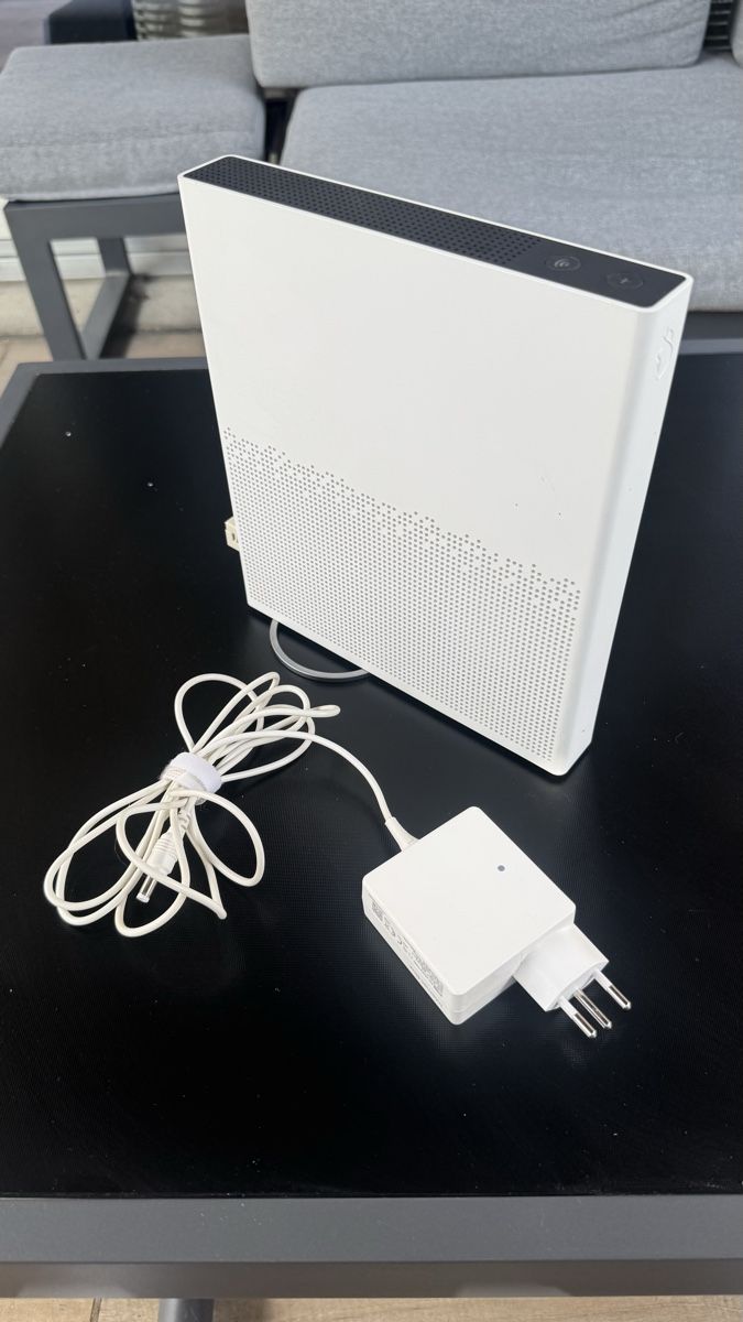 Swisscom Modems & Router: Internet Box Swisscom V7 mit Netzteil und Kabel – Gebraucht aus Urtenen-Schönbühl von Denis.