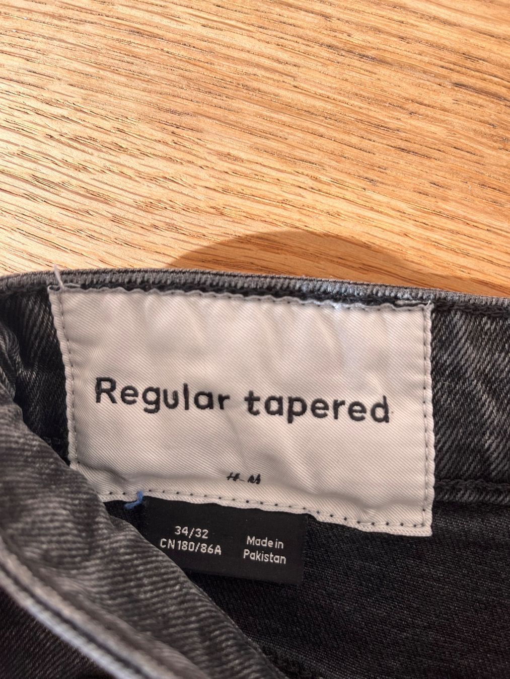 H&M Jeans: Regular Tapered Jeans, schwarz – Usato da Bern venduto da julian.k97 3