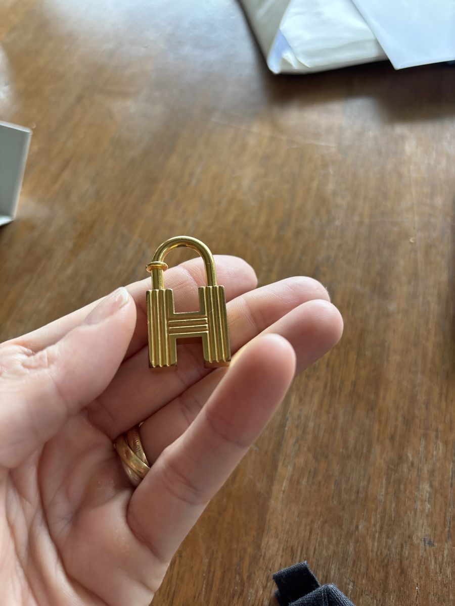 Hermès Ciondoli: Gold Hermes Cadenas Padlock Charm Pendant Authentic – Usato da Lugano venduto da sar_hz5j 2