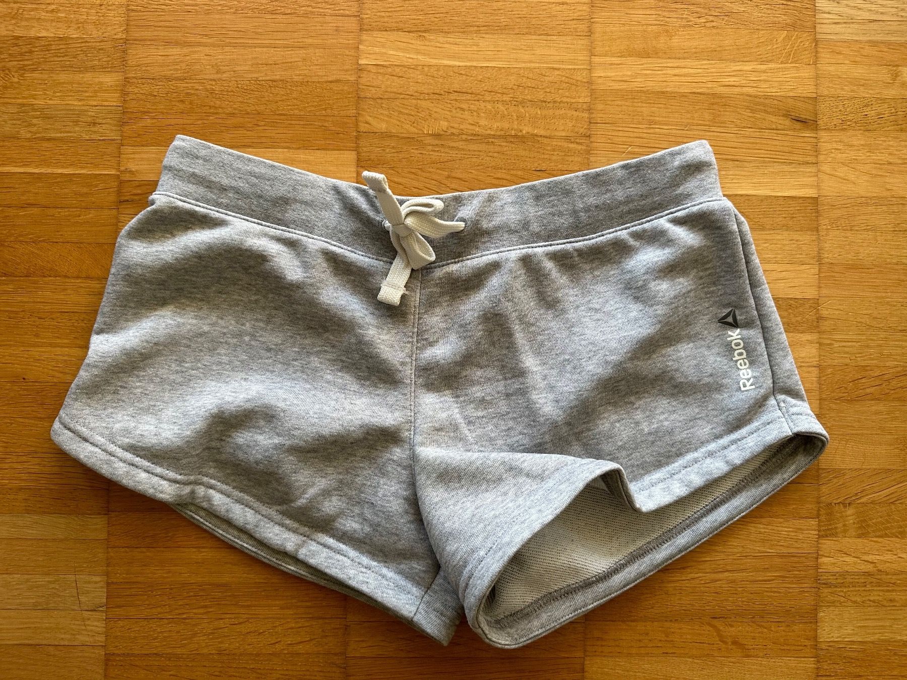Reebok Pantaloni: Kurze Hose - Sweatpants - Reebok - Grau - S – Usato da Zug venduto da tami12